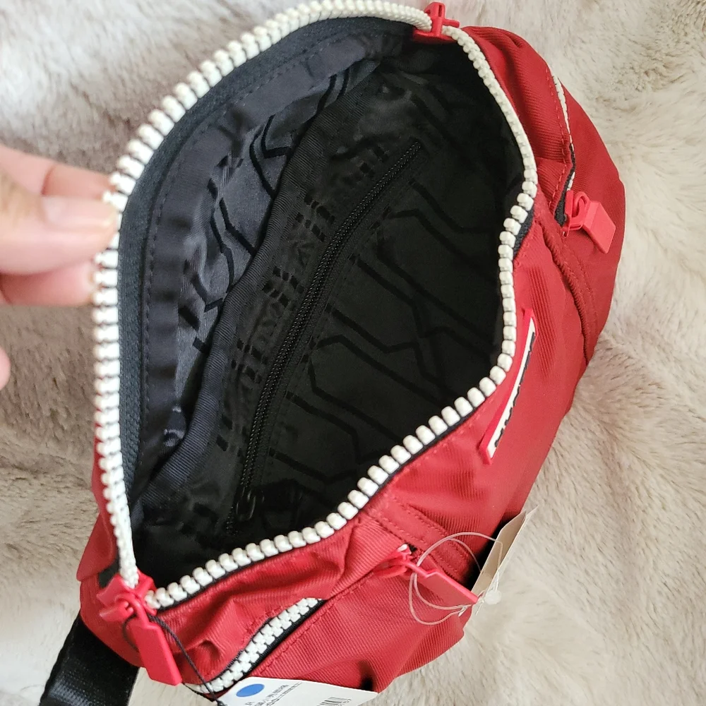 NWT. Hunter Red Belt Body Bag - Picture 4 of 4